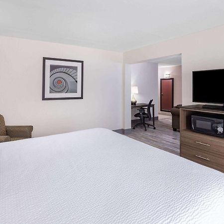 Ramada By Wyndham Hendersonville Exteriér fotografie