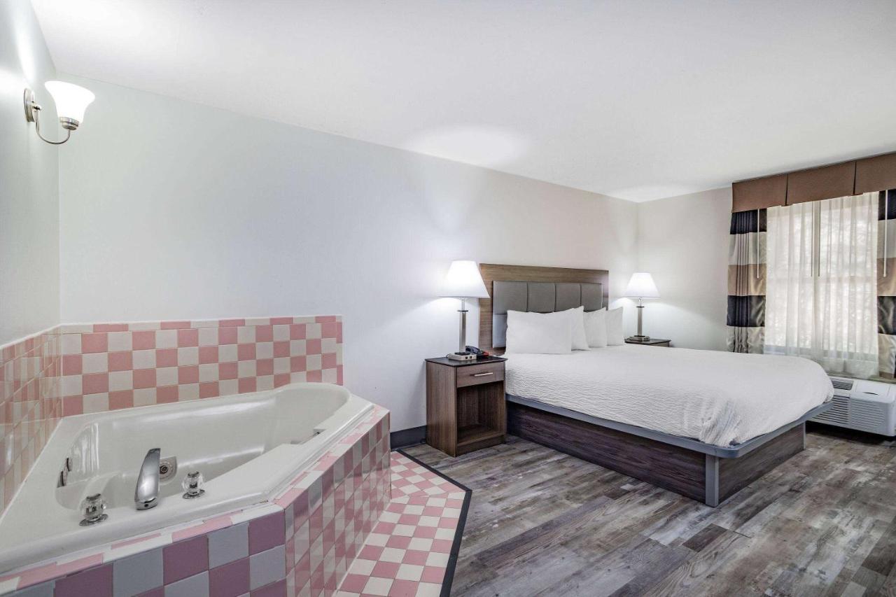 Ramada By Wyndham Hendersonville Exteriér fotografie