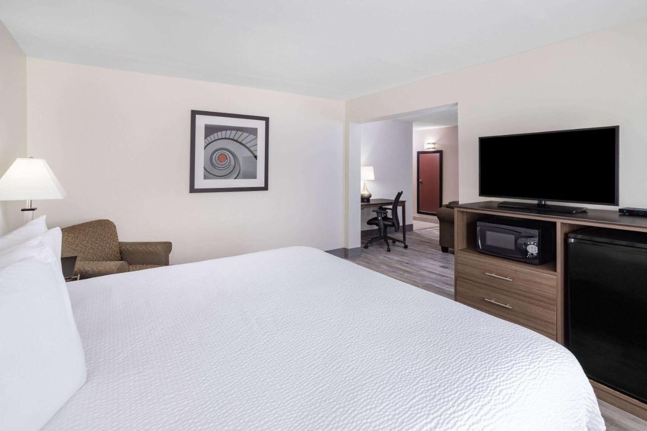 Ramada By Wyndham Hendersonville Exteriér fotografie