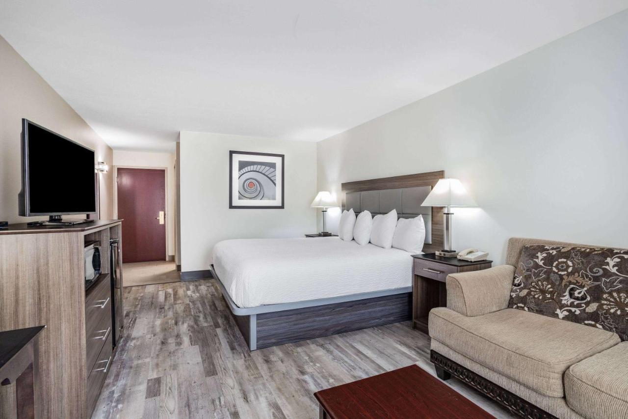 Ramada By Wyndham Hendersonville Exteriér fotografie