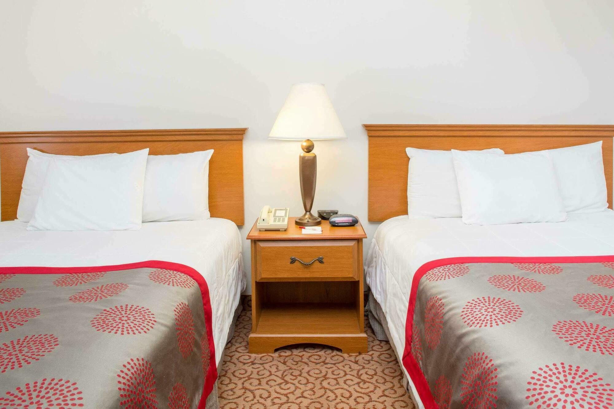 Ramada By Wyndham Hendersonville Exteriér fotografie